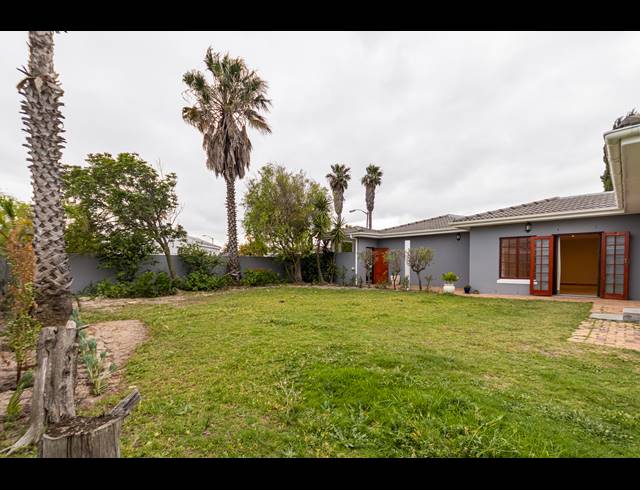 4 BEDROOM HOUSE FOR SALE IN BLOUBERG SANDS